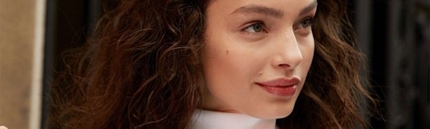 Dudak Makyajı Trendleri: Glassy Lips (Cam Görünümlü Dudaklar) ve Sonbahar Kombinleri