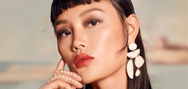 Kalıcı ve Yapışmayan Lip Gloss Nasıl Sürülür? Dudak Yağları ve Nemlendirici Formüller