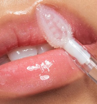 Kalici Ve Yapismayan Lip Gloss Nasil Surulur Dudak Yaglari Ve Nemlendirici Formuller